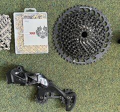 SRAM AXS Eagle XX1 Schaltwerk, Controller, Kassette (GX) und zwei Ketten