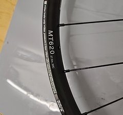 Shimano MT 620 27,5 110x15 Centerlock Laufrad