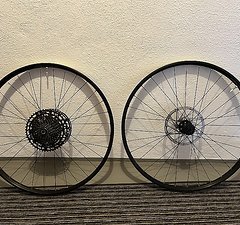 Stan's NoTubes FLow Laufradsatz mit Novatec Naben