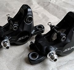 Shimano BR-M7000 Bremssättel (2 Stück) inkl. 4 Paar Bremsbeläge