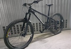 Nukeproof Scout 275 M rahmen und Yari gabel