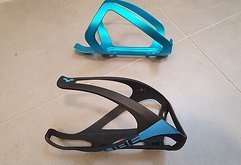Cube Flaschenhalter - Einmal aus Kunststoff und einmal aus Alu
