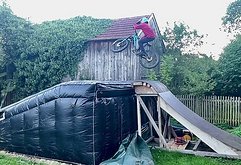 Ähnlich Bagjump Airbag-Lander Luftkissenlandung MTB Dirtjump inkl. Rampe und Startturm