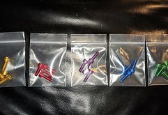 Ohne Marke 4x Fahrrad Flaschenhalter Schrauben M5x15mm purple/blau/grün