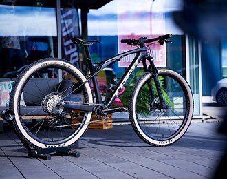 Foto von Trek Supercaliber 9.8 Matte Raw Carbon/Gloss Black Gr. L + SRAM Upgrade GX